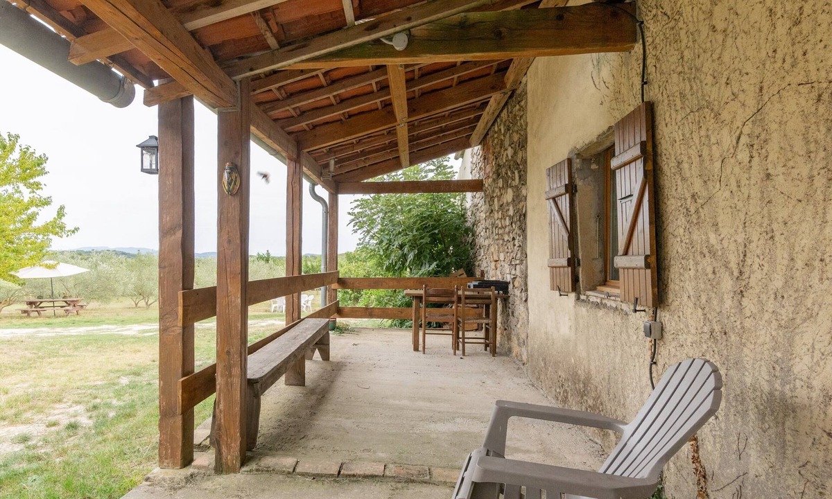 Bessas House | Gîte 'La Bergerie - Le Mas De Peyraube' with Shared Pool, Communal Garden & Wi-Fi