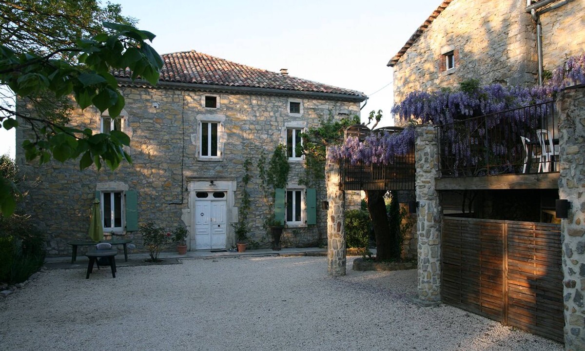 Saint-Alban-sous-Sampzon Cottage | Gîte "La Magnanerie" Mas les Teyssiers in Grospierres