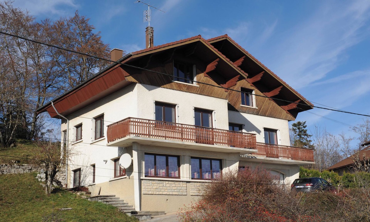 Maiche House | Gîte 'Les Balcons du Chasseral' in Maîche, sleeps 10 to 15