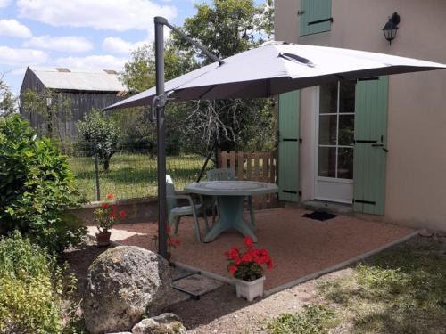 Neuvy House | Gîte rénové avec terrasse privée et animaux admis - FR-1-489-10