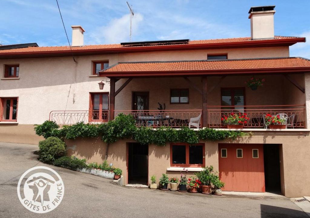 Saint-Just-la-Pendue House | Gîte Saint-Just-la-Pendue, 3 pièces, 4 personnes - FR-1-496-53