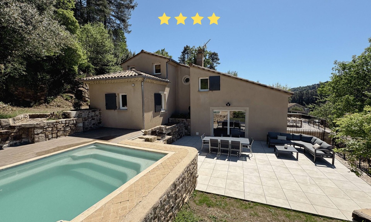Ucel House | Gîte Spacieux à la Campagne Avec Salle de jeu et Piscine