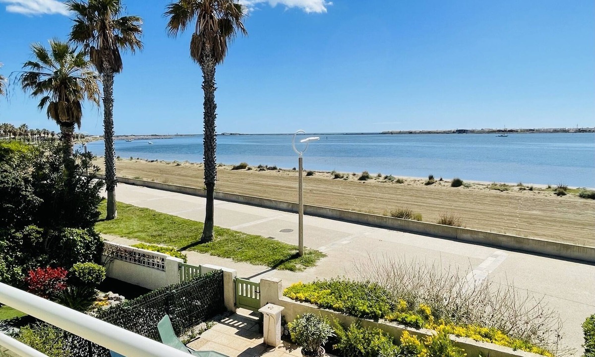 Gruissan House | Generous exclusive holiday home in a dream location right on the beach with great views