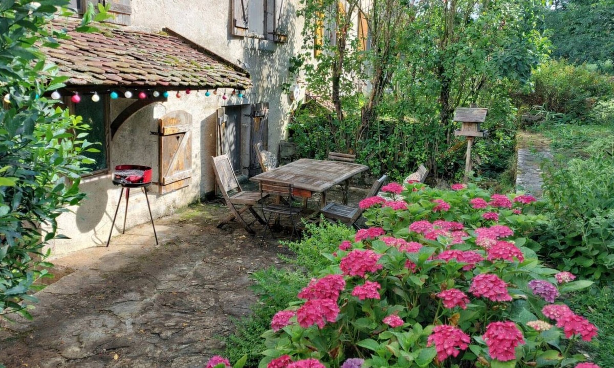 Le Larderet House | Getaway in the Jura - calm, nature & conviviality gîte for 6 to 8 people