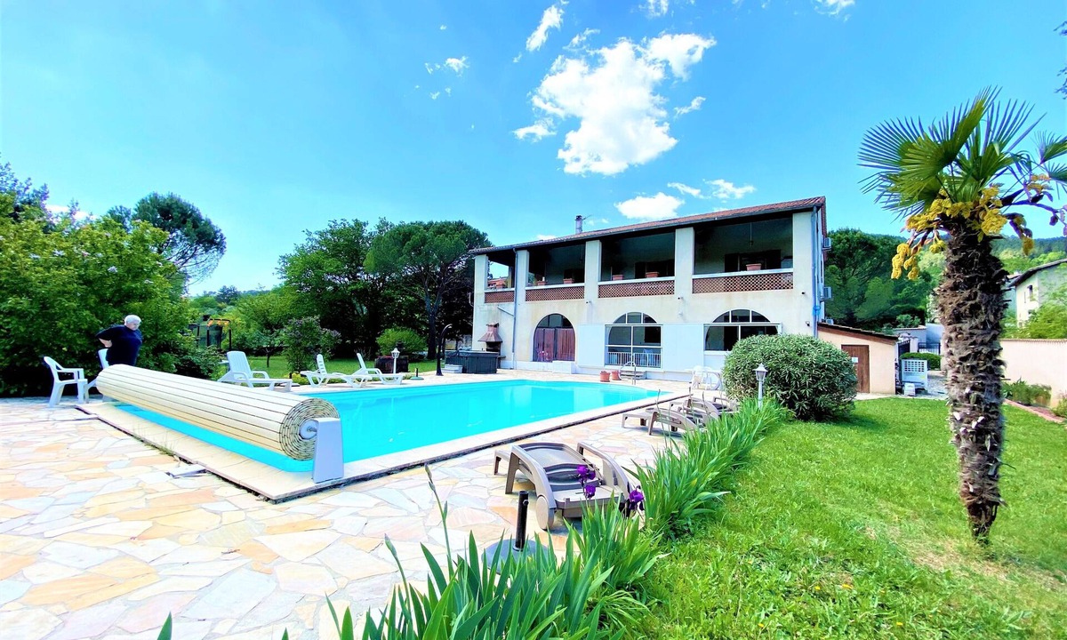 Mercuer Apartment | Gîte 4/6p, 2 bedrooms, 2 bathrooms, heated outdoor pool, park, jacuzzi, trampoline