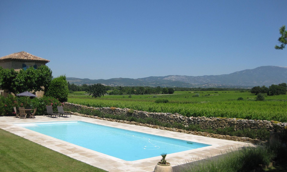 Mazan House | Gite Chapelle: stunning spacious stone house in a quiet area surrounded by vines