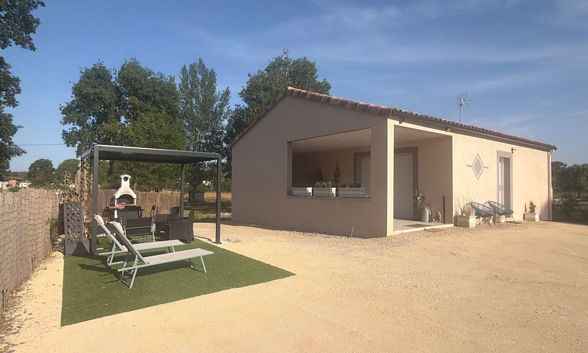 Septfonds House | Gîte De La Fontaine with Jacuzzi, Steps from the Village