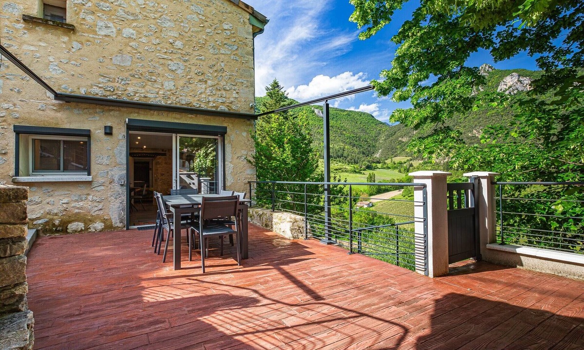 Espenel House | Gîte Drôme Cresta with Mountain View, Private Terrace, and Wi-Fi