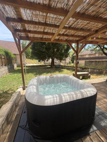 Orgelet Apartment | Gite du sapin - Lac de Vouglans - SPA Privatif