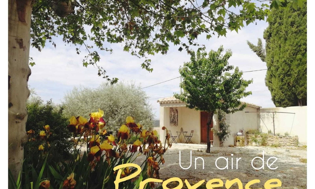 Sainte-Cecile-les-Vignes House | gite la berthine provençale farm located in a wine village