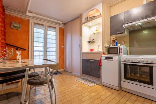 Chateauneuf-du-Rhone House | Gite La Bastide De La Coda