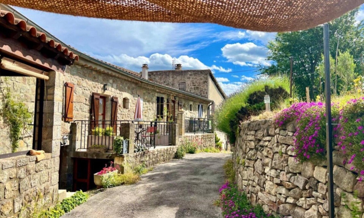 Chazeaux House | Gîte "La Cabane" with Shared Garden and Wi-Fi