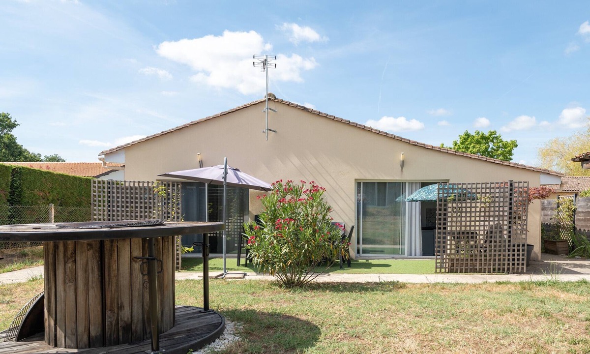 Saint-Savin House | Gite le cocon de lily – Spacious Holiday Home with Indoor Pool in Bordeaux Vineyards