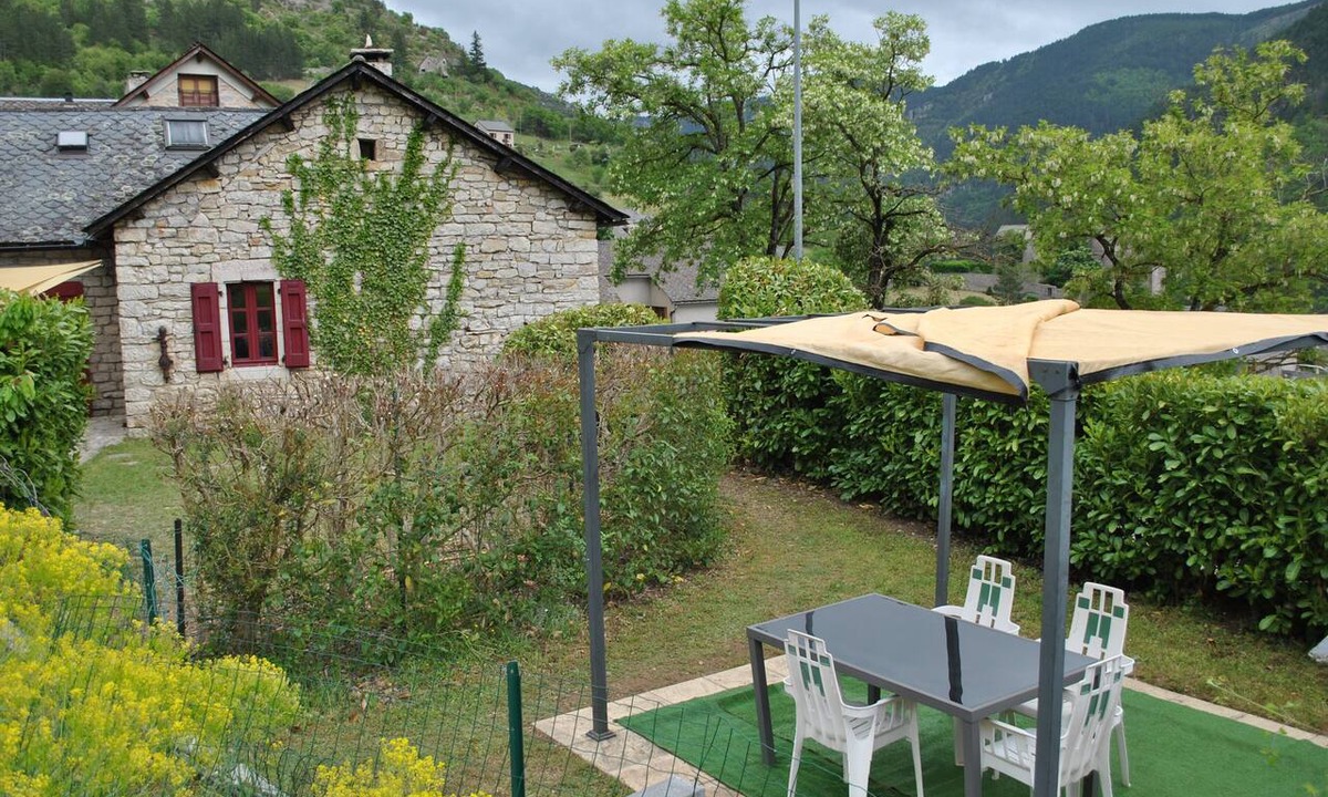 Sainte-Enimie House | Gîte “Le Vignou” in Ste-Enimie: Mountain View, Private Terrace, and Wi-Fi