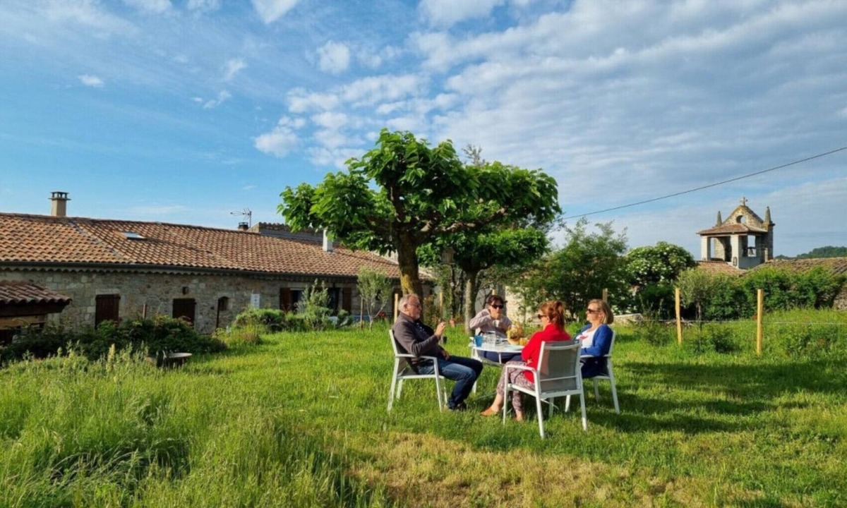 Chazeaux House | Gîte “Le Nid” with Shared Garden and Wi-Fi
