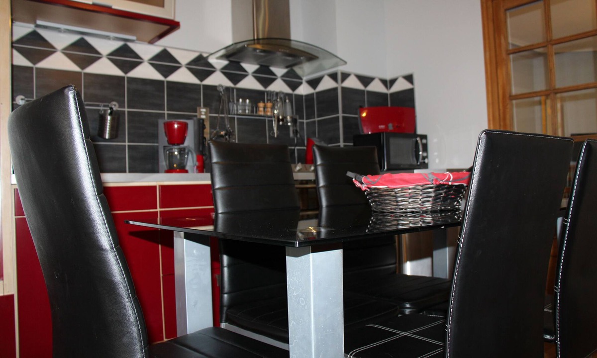 Decize Cottage | Gîte "Loire" park with trees bordering the Loire in a small tourist town.