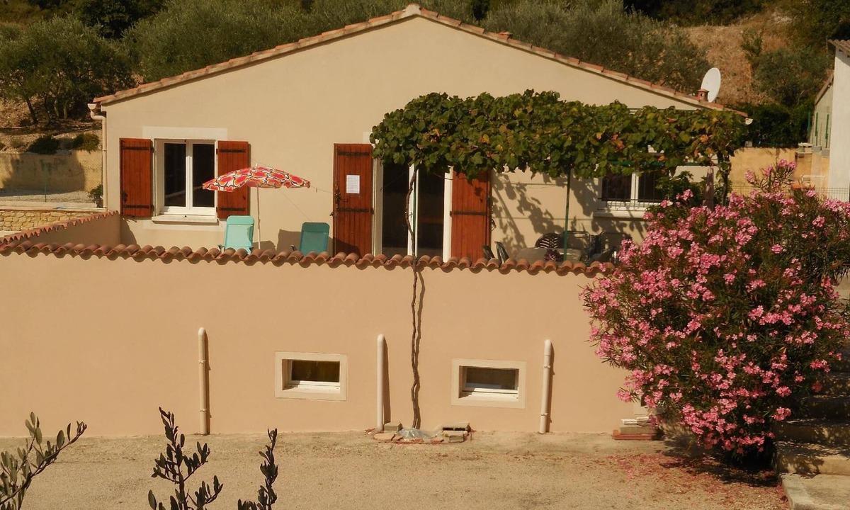 Le Barroux House | Gite with swimming pool at the foot of Mt Ventoux