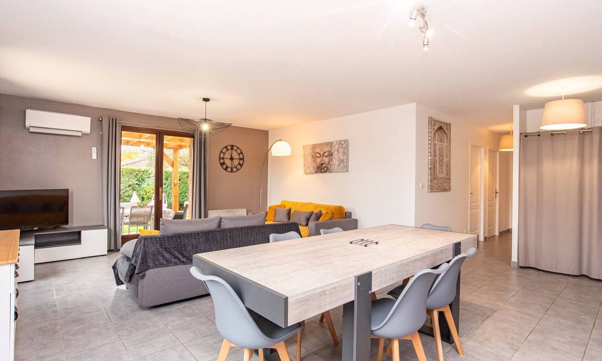Bruguieres House | GiteLesTournesols 3bed,4beds 3Queen size wifi parking garden Toulouse blagnac