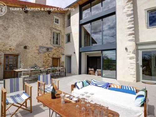 Saint-Symphorien-de-Lay House | Grande maison rénovée, espace et charme au cœur de Saint-Symphorien-de-Lay - FR-1-496-312