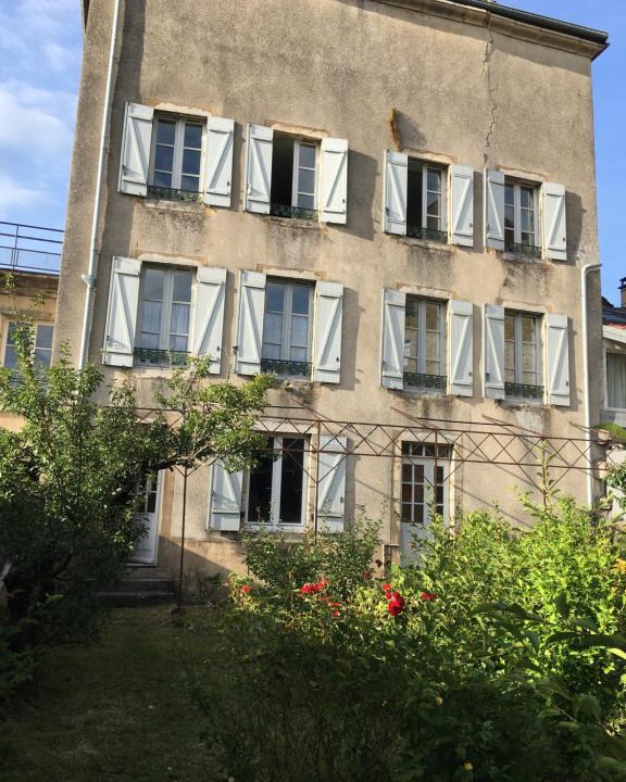 Arbois Apartment | Grands Gîtes de charme avec jardin, lieu calme et paisible en plein coeur d'Arbois, linge inclu, lits faits à l'arrivée et ménage en fin de séjour