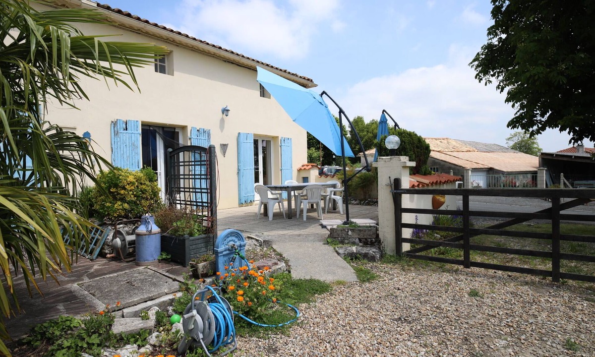 Semoussac House | Green and quiet 4-bedroom family gîte with garden, games and saltwater swimming pool