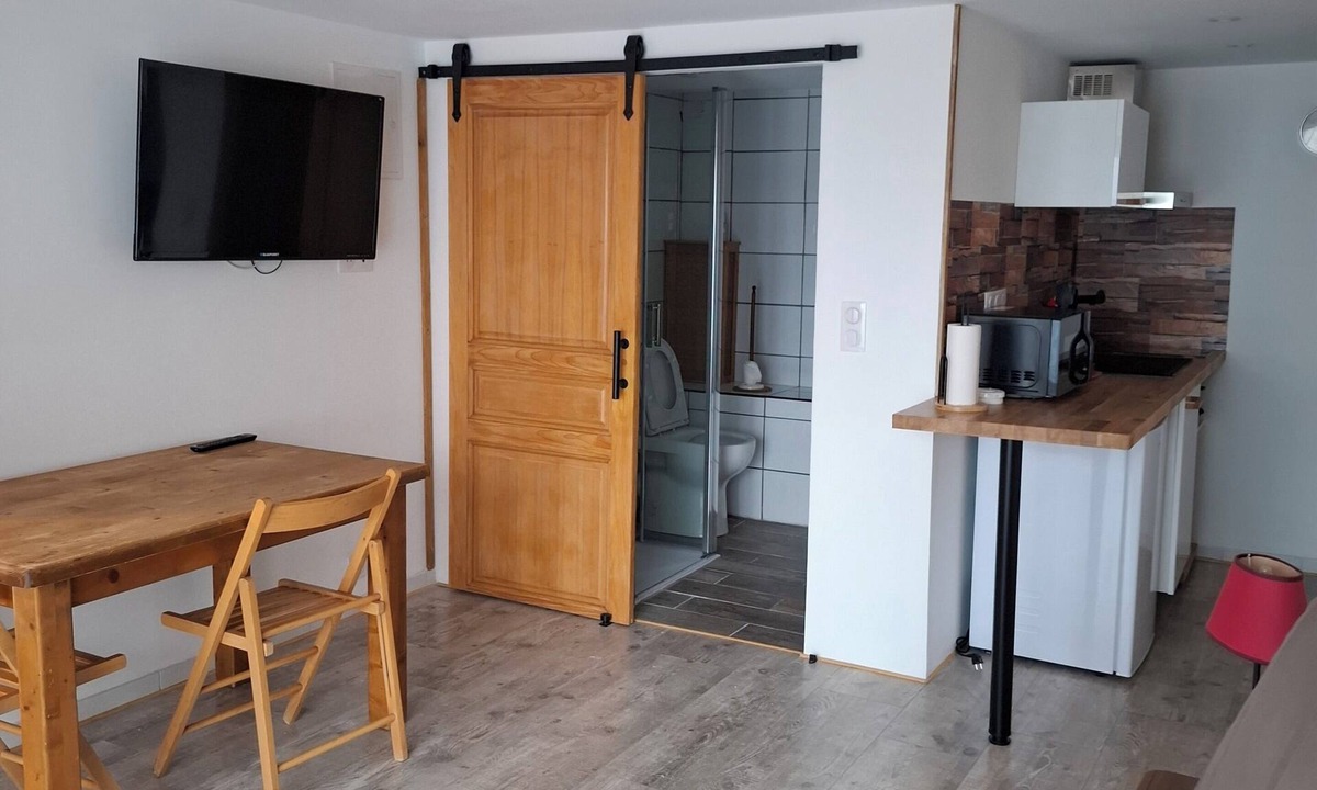 Frontenex Apartment | Ground-floor studio in a house