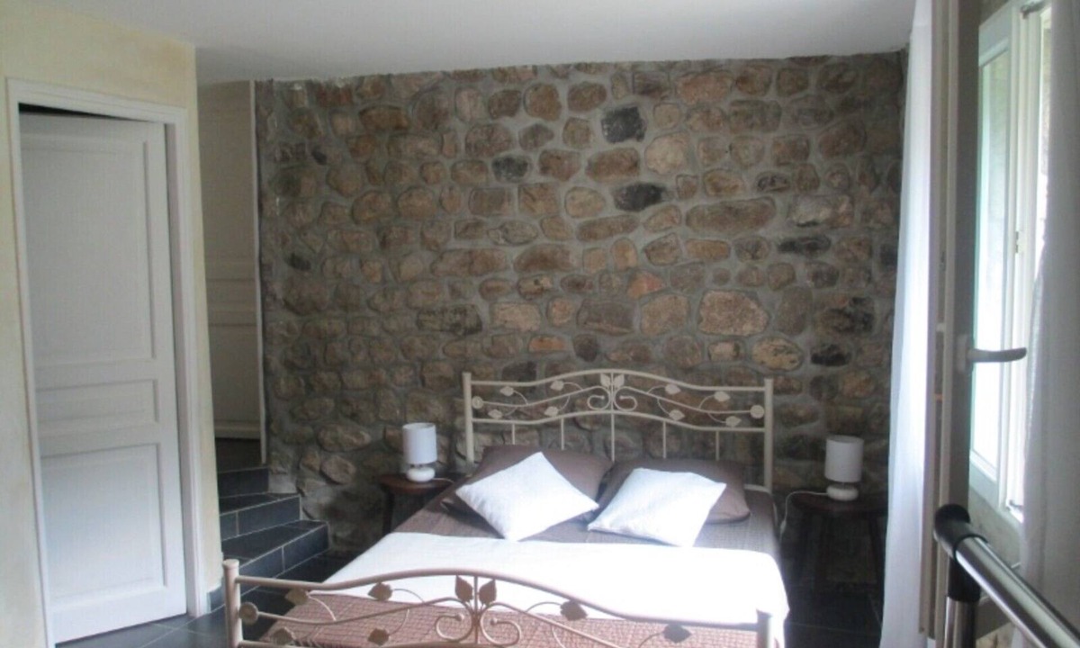 Saint-Julien-Labrousse Bed & Breakfast | Guest Room 'Room 2 – Jasmin' with Shared Pool, Communal Terrace and Wi-Fi