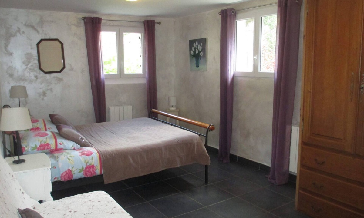 Saint-Julien-Labrousse Bed & Breakfast | Guest Room "Room 1 – Valériane" with Shared Pool, Communal Terrace and Wi-Fi