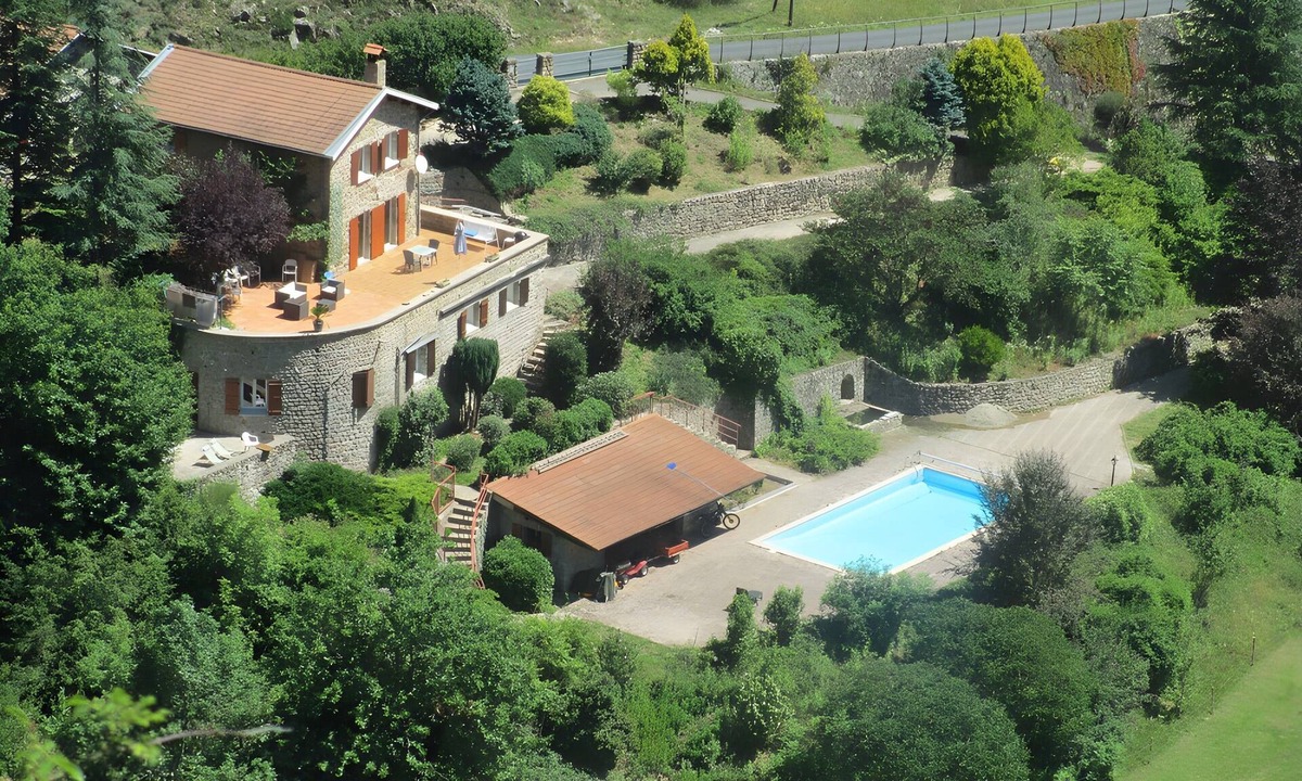 Saint-Julien-Labrousse Bed & Breakfast | Guest Room 'Room 3 – Coquelicot' with Shared Pool, Communal Terrace and Wi-Fi