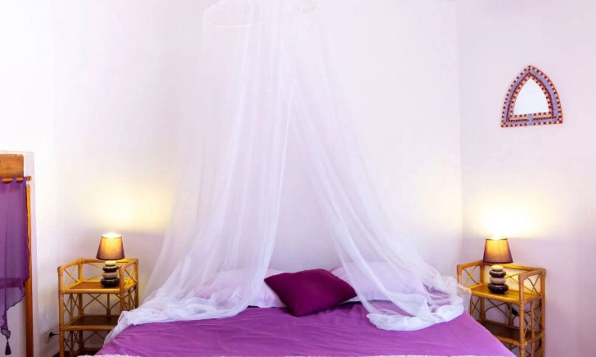 L'Epine Bed & Breakfast | Guest Room “Chambre Ancolie” – Private Terrace, Shared Garden, Wi-Fi, E-Bike Friendly