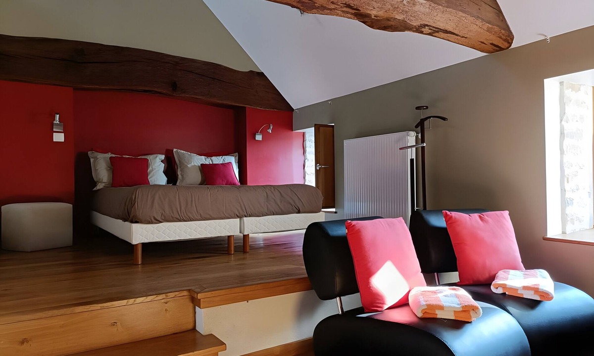 Beaumont-sur-Grosne Bed & Breakfast | Guest Room 'Carmin' with Shared Pool, Shared Terrace and Wi-Fi