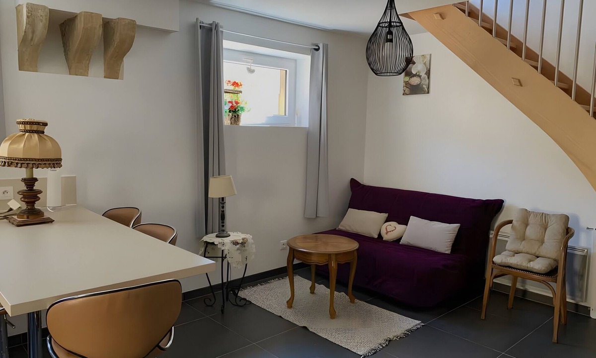 Peltre Bed & Breakfast | Guest Room 'Le Pré Lassau' with Private Terrace and Wi-Fi