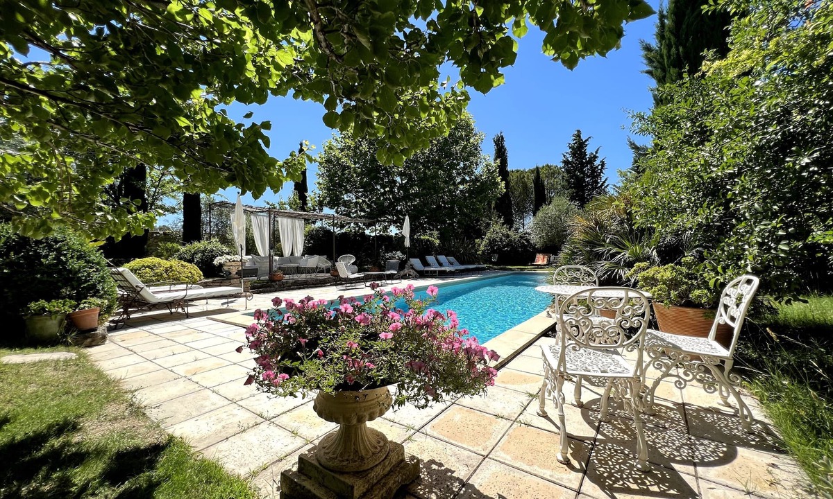 Carpentras Apartment | Guesthouse "Attic Apartment Room" with Shared Pool, Wi-Fi, and Air Conditioning