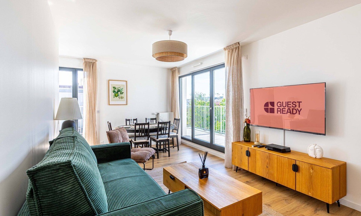 Villejuif Apartment | GuestReady - Spacious flat with furnished terrace