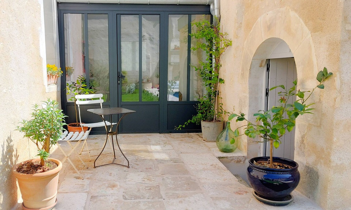 Coulanges-la-Vineuse Bed & Breakfast | Hébergement Indépendant Dans Maison Avec Piscine, au Coeur du Vignoble