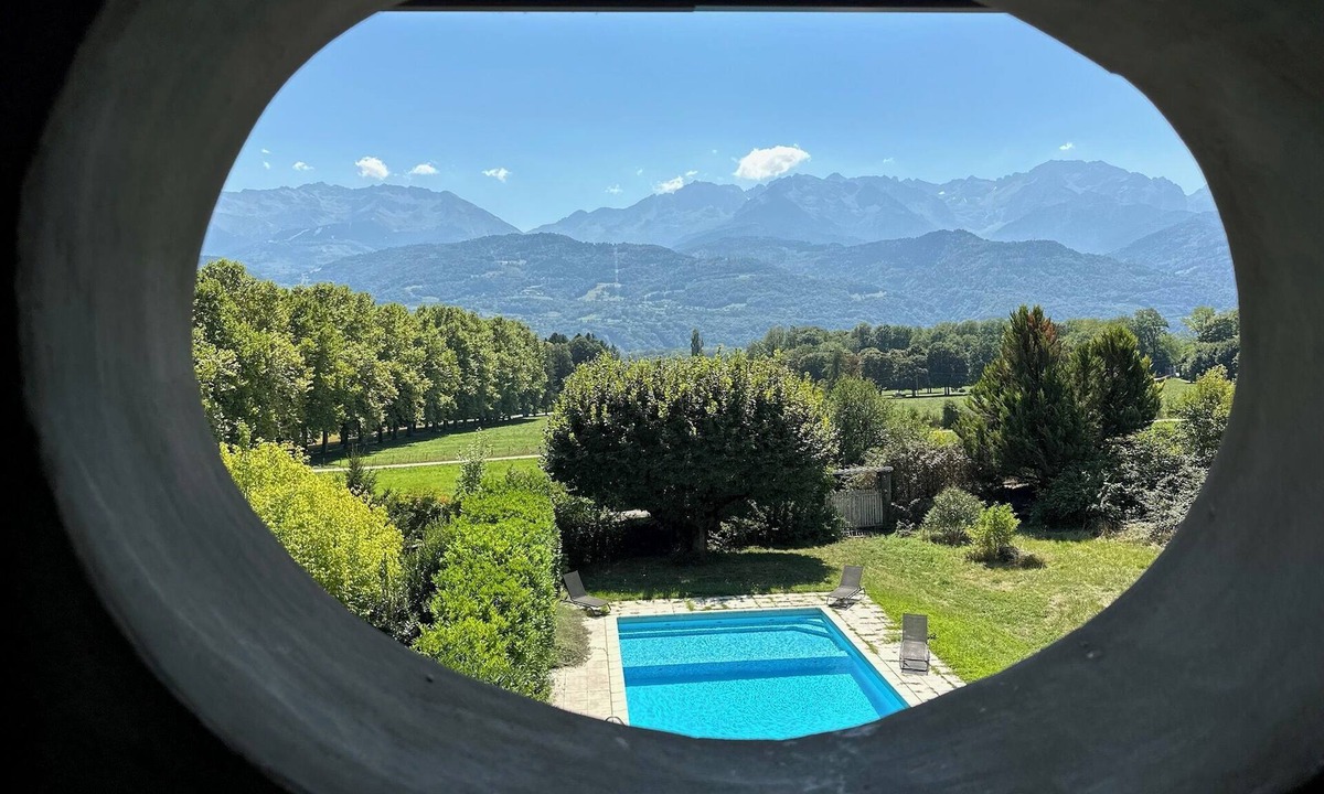 Crolles House | Historic French Country House with Pool & Alpine Views. 17 people- 8 bedrooms