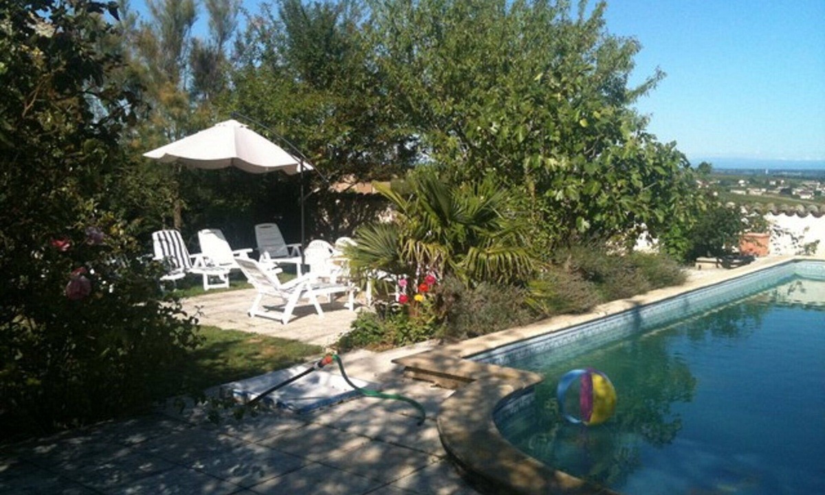 La Chapelle-de-Guinchay Cottage | holiday park vines pool jacuzzi sauna steam room in beautiful park