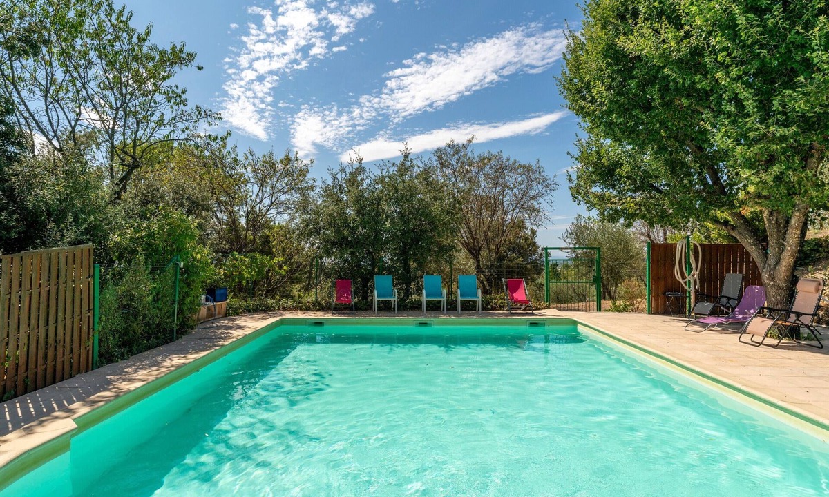 Saint-Pierre-de-Vassols House | Holiday Home 'Chalet Atypique' with Mountain View, Shared Pool and Private Terrace