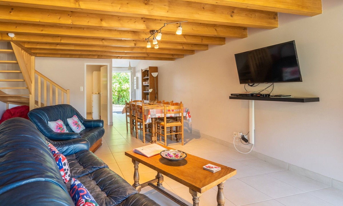 Saint-Seurin-de-Palenne House | Holiday Home 'Chèvrefeuille' with Shared Pool, Private Terrace and Wi-Fi