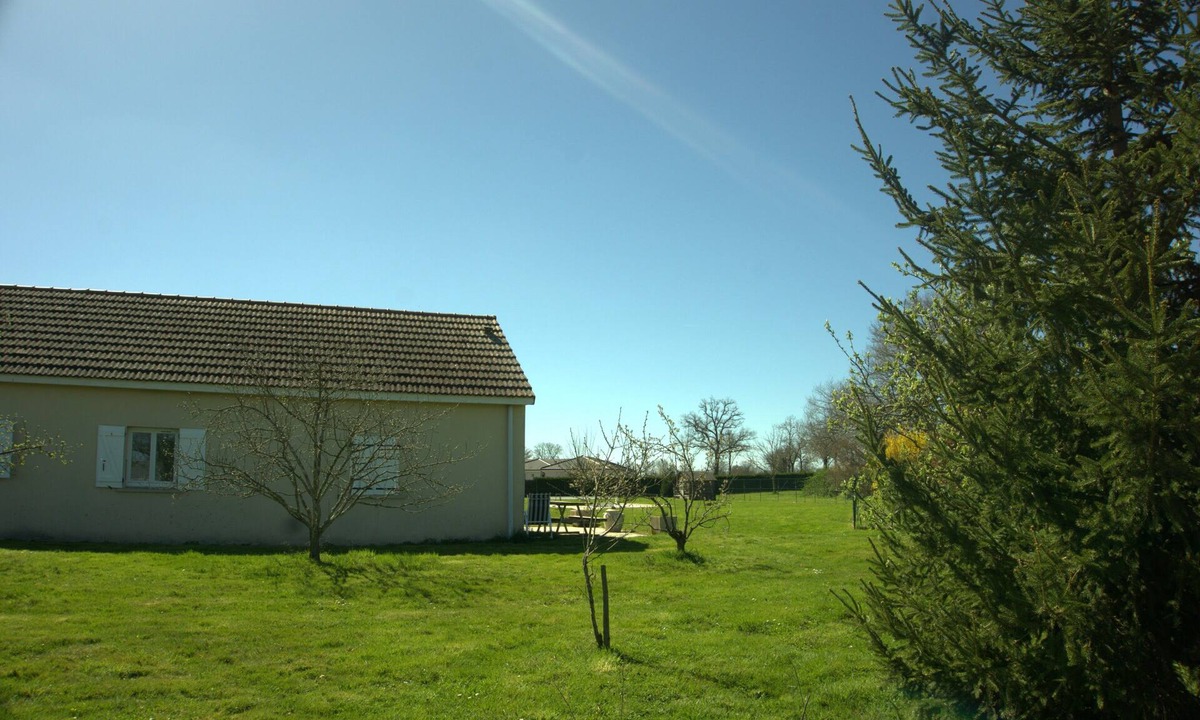 Vitry-en-Charollais House | Holiday Home “Aiguille et Lotus” with Shared Pool and Terrace
