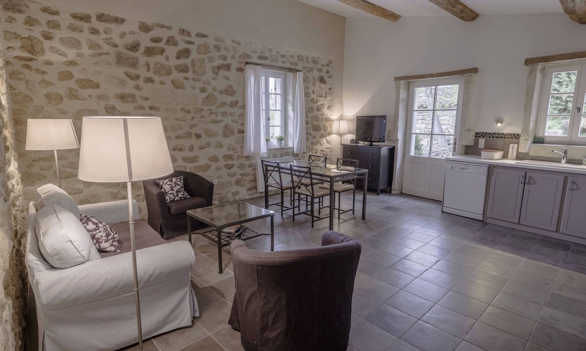 Colonzelle Cottage | Holiday Home 'Atelier' with Shared Pool, Private Garden and Wi-Fi