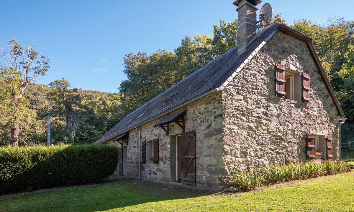 Artalens-Souin House | Holiday Home 'Baou' with Mountain View, Private Terrace and Wi-Fi