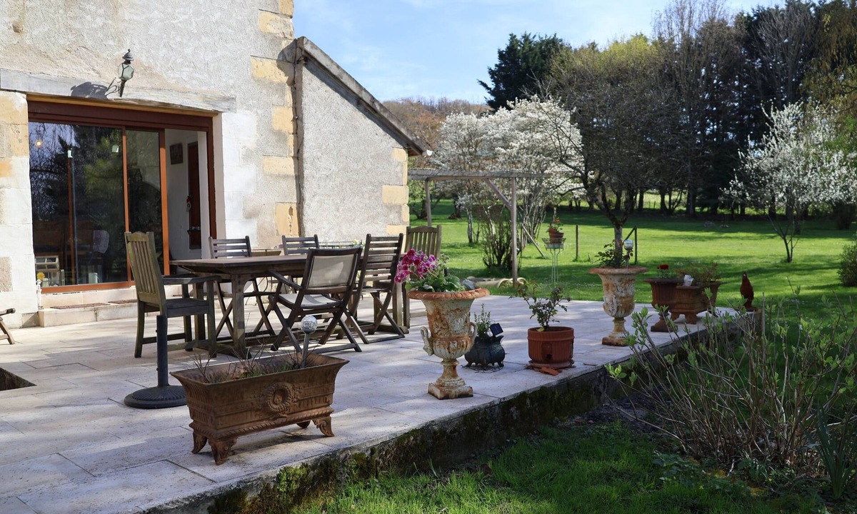 Chaulgnes House | Holiday Home 'Campagne-Chaulgnes-Pool' with Private Pool, Terrace and Wi-Fi