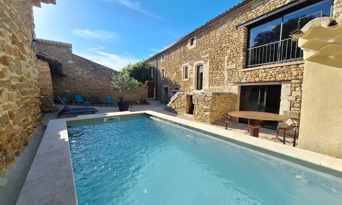 Suze-la-Rousse House | Holiday Home “Chezvéro Gîte Le Juvaquatre” with Private Pool, Wi-Fi, and Air Conditioning