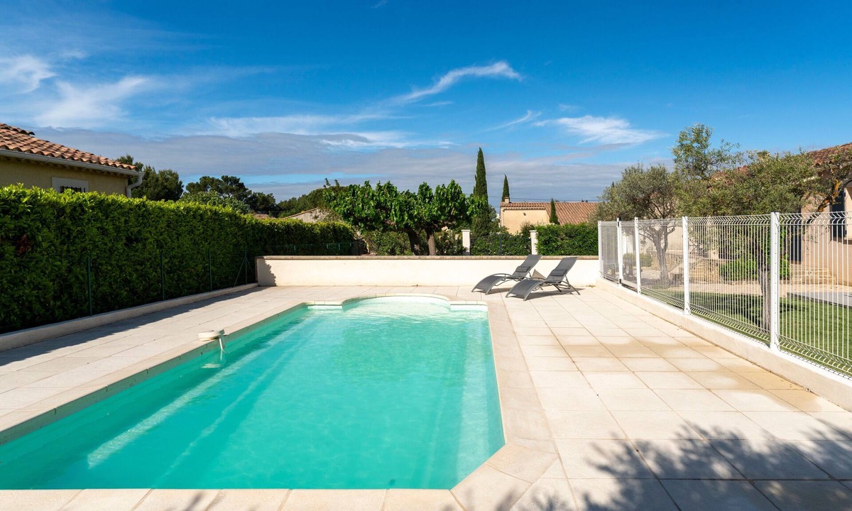 Aubignan House | Holiday Home 'Chez Céline' with Private Pool, Wi-Fi and Air Conditioning