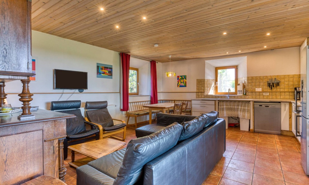Aspiran House | Holiday Home 'Citron' with Shared Pool, Private Garden and Wi-Fi