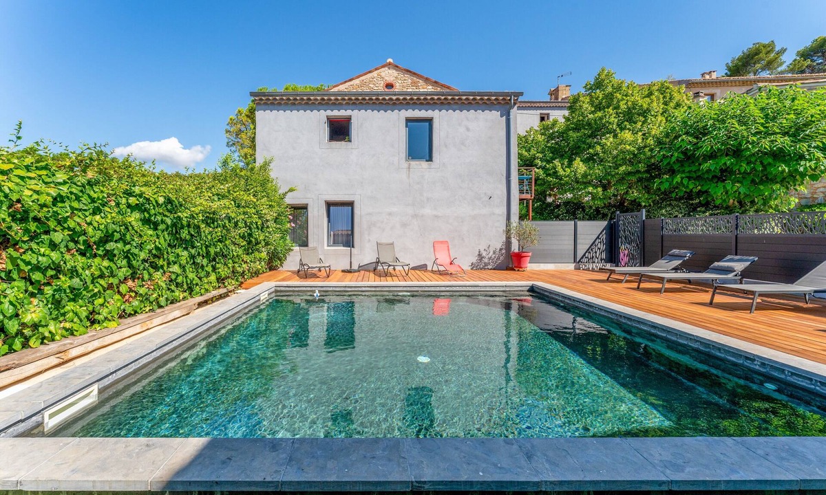 Rasteau House | Holiday Home 'Côté Cour - 9 Personnes' with Shared Pool, Private Terrace and Wi-Fi