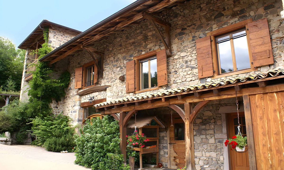 Ouroux House | Holiday Home for 15 Guests with Shared Pool, Terrace, and Wi-Fi