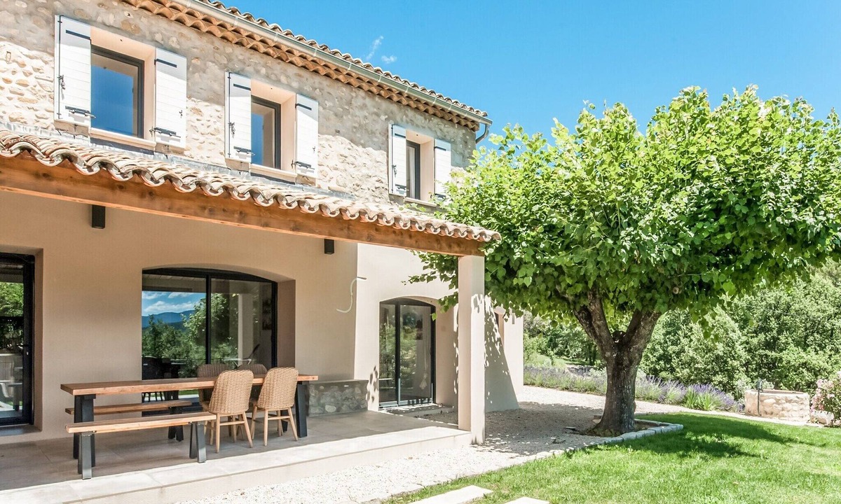 Vaison-la-Romaine House | Holiday Home in Vaison la Romaine with Pool