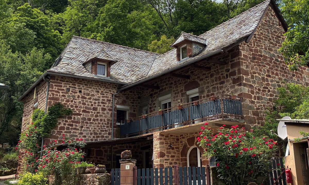 Villecomtal House | Holiday Home "Gîte Le Pressoir Domaine de Jouani" with Shared Pool & A/C